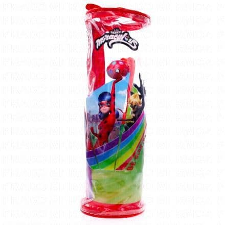 Cette trousse PYJAMASQUES contient : - 1 Brosse à dents Miraculous- 1 Gobelet Miraculous Grâce à la trousse de toilette Miraculous, vos enfants seront équipés en toute circonstance grâce à la brosse à dents et au gobelet réutilisable. Pour les voyages et même à la maison, les Miraculous accompagnent les enfants jusque dans la salle de bains.