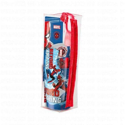 Cette trousse contient : - 1 Brosse à dents - 1 Gobelet- 1 Dentifrice 74ml- 1 Trousse Grâce à la trousse de toilette, vos enfants seront équipés en toute circonstance grâce au dentifrice, à la brosse à dents et au gobelet réutilisable. Pour les voyages et même à la maison, cette trousse d'hygiène dentaire accompagne les enfants jusque dans la salle de bains. La tête de brosse est spécialement conçue pour atteindre toutes les surfaces des dents dans la bouche de l'enfant. Ses poils doux et arrondis sont aussi doux que possible pour l'émail des dents et les gencives.