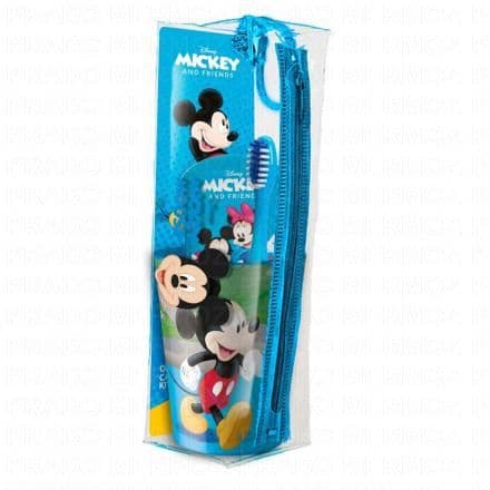 Cette trousse contient : - 1 Brosse à dents - 1 Gobelet- 1 Dentifrice 74ml- 1 Trousse Grâce à la trousse de toilette, vos enfants seront équipés en toute circonstance grâce au dentifrice, à la brosse à dents et au gobelet réutilisable. Pour les voyages et même à la maison, cette trousse d'hygiène dentaire accompagne les enfants jusque dans la salle de bains. La tête de brosse est spécialement conçue pour atteindre toutes les surfaces des dents dans la bouche de l'enfant. Ses poils doux et arrondis sont aussi doux que possible pour l'émail des dents et les gencives.