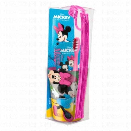 Cette trousse contient : - 1 Brosse à dents - 1 Gobelet- 1 Dentifrice 74ml- 1 Trousse Grâce à la trousse de toilette, vos enfants seront équipés en toute circonstance grâce au dentifrice, à la brosse à dents et au gobelet réutilisable. Pour les voyages et même à la maison, cette trousse d'hygiène dentaire accompagne les enfants jusque dans la salle de bains. La tête de brosse est spécialement conçue pour atteindre toutes les surfaces des dents dans la bouche de l'enfant. Ses poils doux et arrondis sont aussi doux que possible pour l'émail des dents et les gencives.