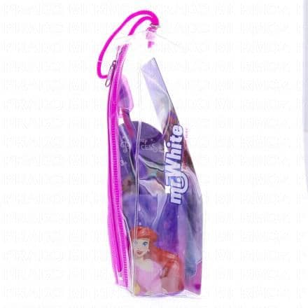 Cette trousse contient : - 1 Brosse à dents - 1 Gobelet- 1 Dentifrice 74ml- 1 Trousse Grâce à la trousse de toilette, vos enfants seront équipés en toute circonstance grâce au dentifrice, à la brosse à dents et au gobelet réutilisable. Pour les voyages et même à la maison, cette trousse d'hygiène dentaire accompagne les enfants jusque dans la salle de bains. La tête de brosse est spécialement conçue pour atteindre toutes les surfaces des dents dans la bouche de l'enfant. Ses poils doux et arrondis sont aussi doux que possible pour l'émail des dents et les gencives.