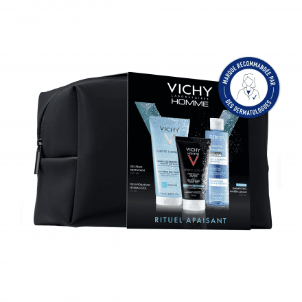 Cette trousse contient:- Le Gel Frais Nettoyant visage & yeux sensibles Nettoie et Purifie 200ml - Le Gel hydratant visage et yeux "coup de frais" à l'acide hyaluronique 50 ml - Le Shampoing Minéral Doux 200 ml OFFERT Découvrez votre rituel bien être Vichy Homme au sein d'une trousse :Au quotidien, il est essentiel de donner à votre peau tous les éléments dont elle a besoin. Enrichie en actifs dermatologiques puissants. Notre rituel bien être, formulé pour les peaux sensibles, nettoie et hydrate.Nettoyage, hydratation et renforcement : la routine experte pour une peau fraîche, protégée et des cheveux fortifiés.Le Gel Frais Nettoyant nettoie et purifie la peau en éliminant efficacement les impuretés et les particules de pollution. Il prépare la peau à recevoir les soins suivants, tout en respectant l’équilibre cutané.En complément, Hydra Cool offre un effet frais immédiat de -2°C* à l’application, pour une sensation de vitalité instantanée. Sa formule hydrate intensément pendant 48h et protège la peau des agressions extérieures grâce à son action anti-pollution, pour une peau désaltérée, confortable et protégée durablement.Ce rituel est complété par le Shampooing Minéral Doux offert dans un format ultra généreux de 200ml, enrichi en eau thermale de Vichy, qui nettoie en douceur et fortifie la fibre capillaire. Résultat : des cheveux plus résistants et un cuir chevelu respecté, jour après jour.*Test instrumental sur 26 hommes.