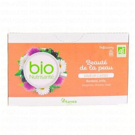 Camomille, Verveine, Bardane, Ortie VITAVEA SANTÉ Infusion Beauté de la peau saveur cassis x20 sachets est un complément alimentaire qui contribue au maintien d'une peau en bonne santé grâce à la présence d'Ortie et de Bardane.